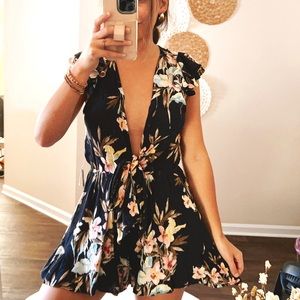(mod boutique) NWT black/navy floral low v-neck cut romper